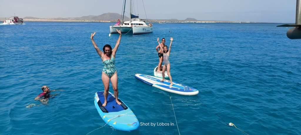 Gente feliz disfrutando de una excursion en catamaran con Lobos in catamaran , Corralejo Fuertenentura