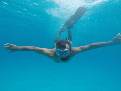 Chico haciendo esnorkelink en una excursion con Lobos in catamaran, Corralejo, enfrente de la isla de Lobos en Fuerteventura